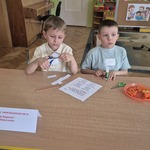 chłopcy wykonują zadania (2).jpg