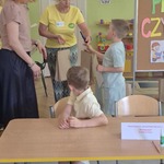 chłopiec odbiera dyplom i upominek.jpg