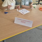 chłopcy współpracują ze sobą podczas wykonywania zadań.jpg