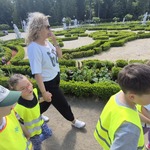 dzieci z paniami spacerują alejkami Ogrodu Branickich.jpg