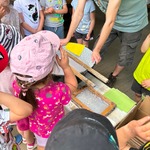 dzieci poznają proces powstawania papieru.jpg