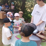 dzieci poznają sposób powstania papieru czerpanego.jpg