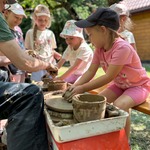dzieci tworzą swoje naczynia z gliny.jpeg