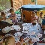 dzieci wykonują swoje prace techniką decoupage.jpg