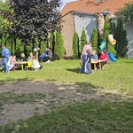 dzieci przy stanowiskach robienie tatuaży i bransoletek