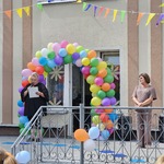 powitanie przybyłych rodziców przez nauczycielkę i panią dyrektor