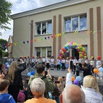 dzieci z grupy Tygryski śpiewają piosenkę i trzymają kwiaty