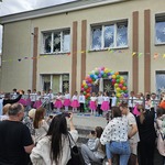 dzieci z grupy Żuczki śpiewają piosenkę
