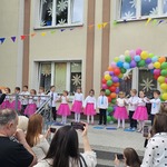 dzieci z grupy Żuczki ilustrują piosenkę ruchem