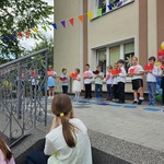 grupa Motylki śpiewa swoim rodzicom