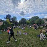 rodzice i dzieci bawią się na placu zabaw