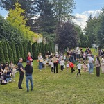 rodzice z dziećmi na placu przedszkolnym