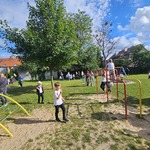 dzieci bawią się na przedszkolnym placu zabaw
