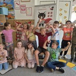 dzieci przy tablicy kotka Bofka Superbohatera pokazują swoja silę i supermoce.jpg
