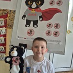 chłopiec pozuje z pacynką kotka Bofka.jpg
