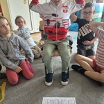 chłopiec naśladuje Superbohatera.jpg