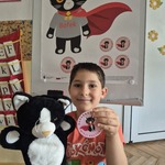chłopiec z maskotką i medalem (2).jpg