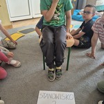 chłopiec wyraża mimiką i gestem zaciekawienie.jpg
