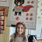 dziewczynka trzyma maskotkę i medal.jpg