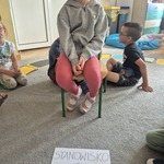 dziewczynka wyraża smutek.jpg