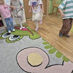 wspólne zabawy dzieci z grupy Żabki i Biedronki.jpg