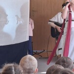 przedszkolaki uczestniczą w audycji muzycznej.jpg