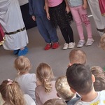 dzieci próbują tańczyć Zorbę.jpg