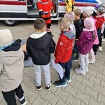 dzieci oglądają karetkę pogotowia ratunkowego.jpg