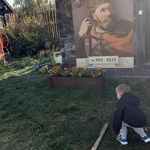 chłopiec rzuca ziemniakiem
