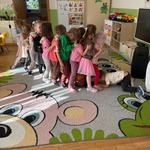 dzieci bawią się na dywanie