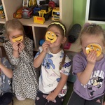 dzieci pokazują emotki