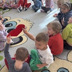 dzieci przekazują sobie serduszko