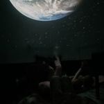 dzieci oglądają film o naszej planecie.jpg